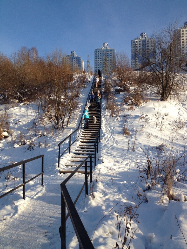 Много ступеней