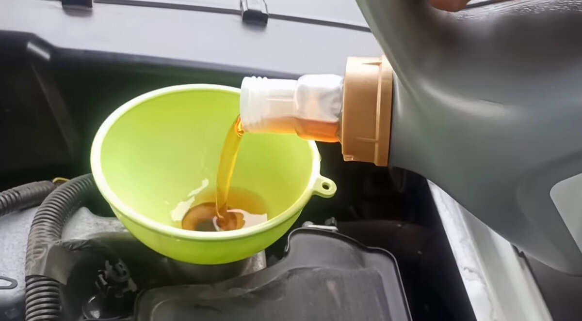 Давление машинного масла. Лампочка долить масло. Oil горит в машине. VAG долить масло без песка. Долить 1 литр масла при заправке 213