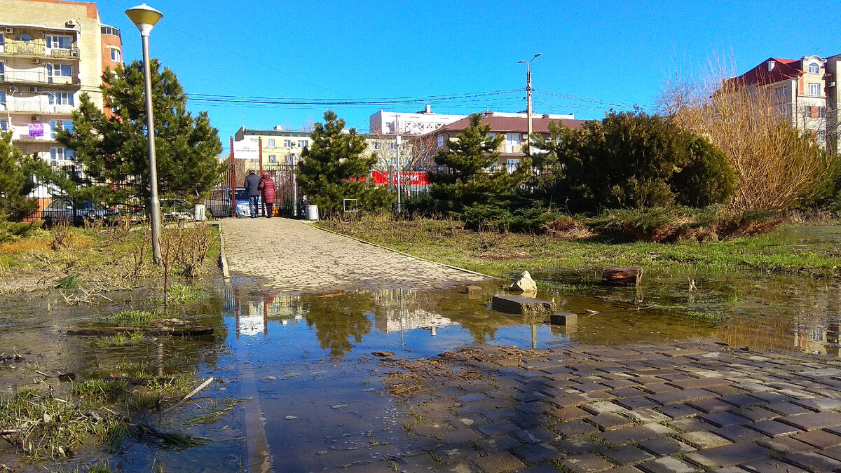 Центральная тропинка и вход в парк (Ореховая роща)