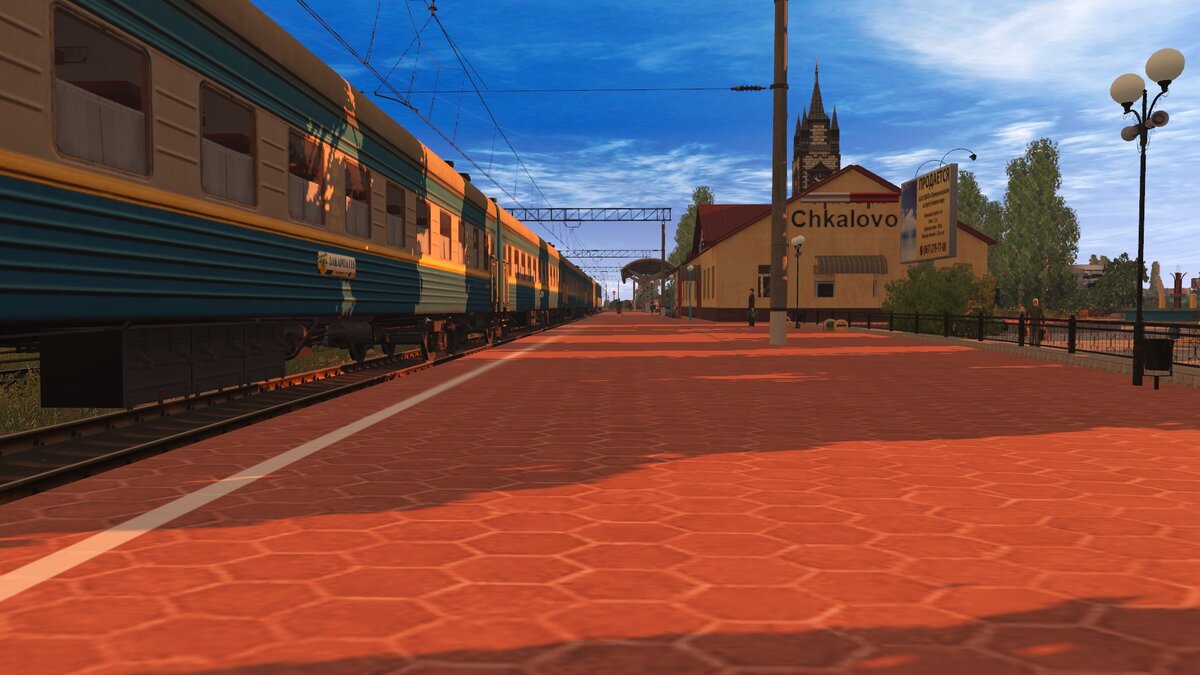 Пассажирский поезд на платформе станции Чкалово. 