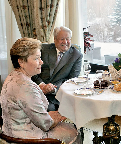 Наина Иосифовна Ельцина вместе с мужем, на его 75-летии 1 февраля 2006 года. Фото: ru.wikipedia.org