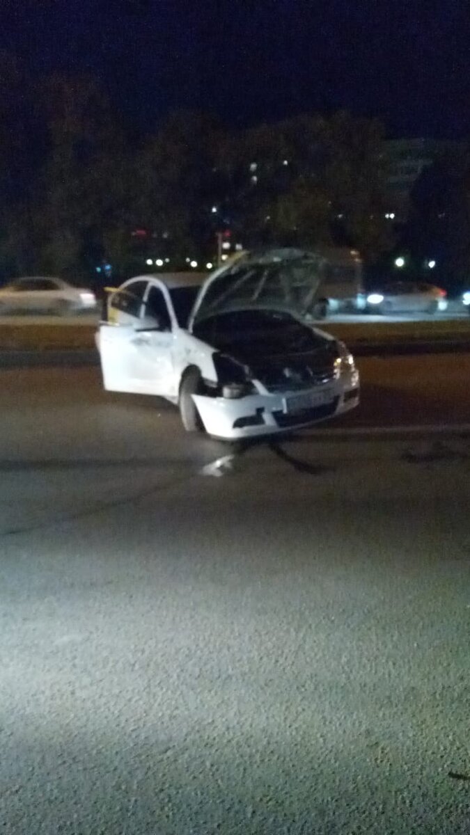 Удар был такой силы, что автомобиль отбросило на 30 метров. 