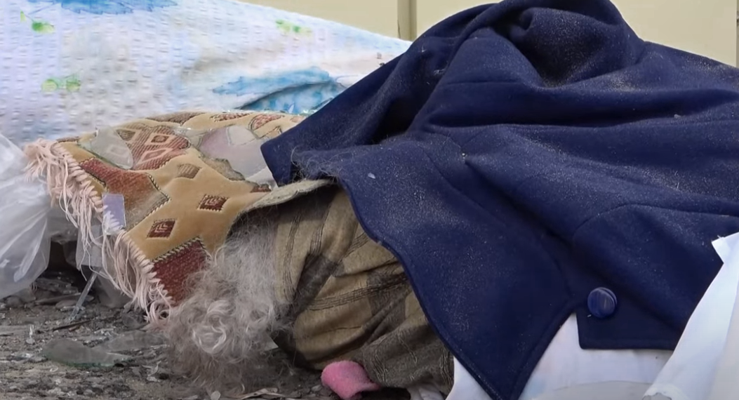 Рубежное. Двор городской больницы. Фрагмент фотографии. Погибшие рубежанцы.