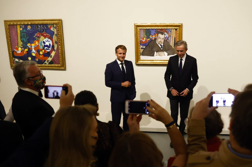 Президент Франции Э. Макрон и глава группы компаний (LVMH) Б. Арно на открытии выставки "Коллекция Морозовых. Шедевры мирового искусства". Фото: ТАСС.