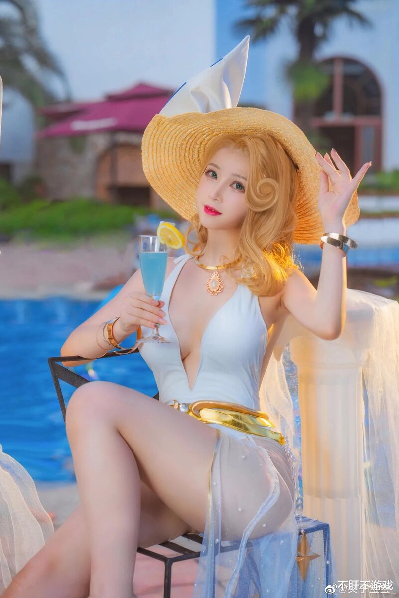 Косплей на Белинду из AFK Arena —  входит в список топовых мобильных игр!