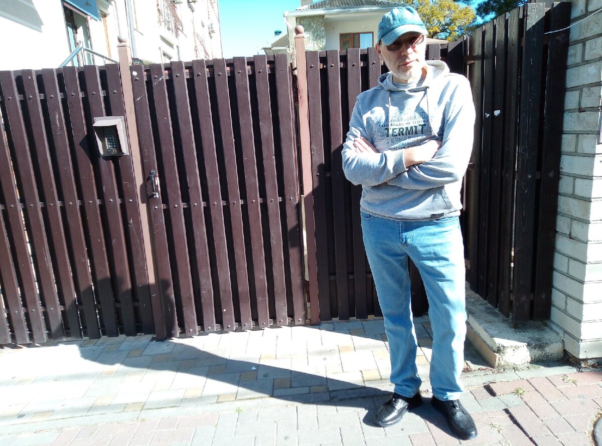 Михаил Лекс, автор рассказа, канала: «Как стать счастливым?» и первого комментария.