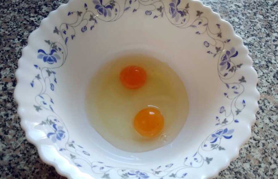 В миску разбить яйца