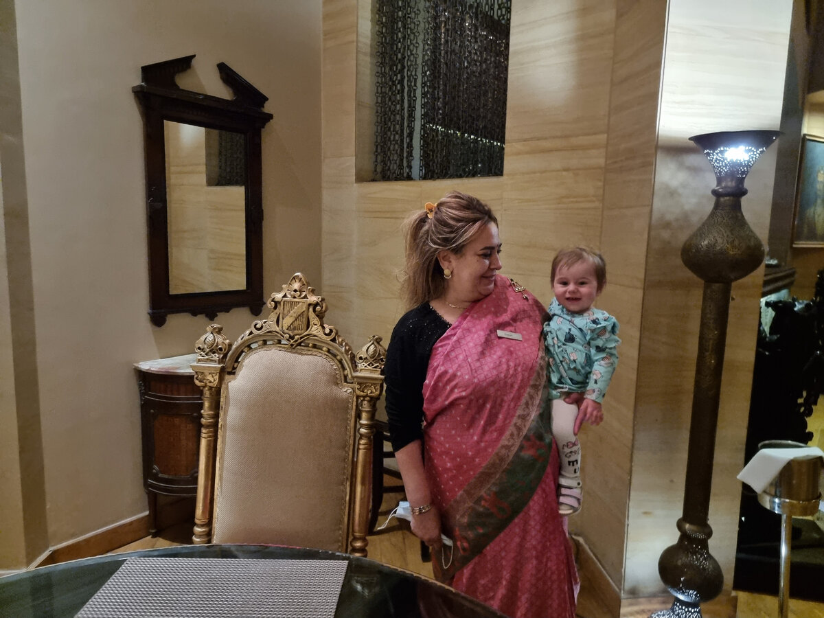 На фото Лиза с главным менеджером ресторана 