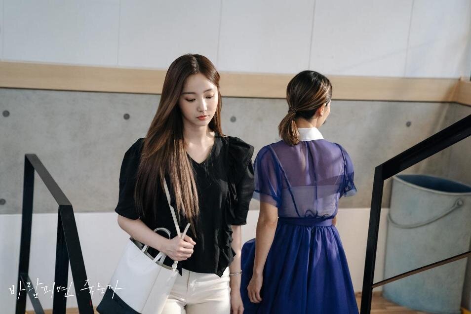 Домара "Изменишь мне - умрёшь" : жена в старомодном девичьем платье и потенциальная любовница мужа в монохромном офисном наряде