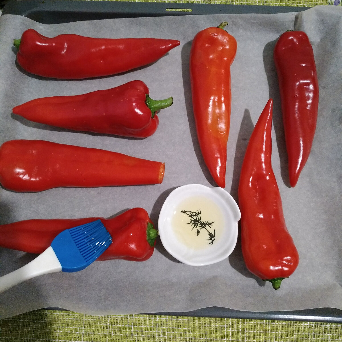 Смазываем оливковым маслом или растительным без запаха.