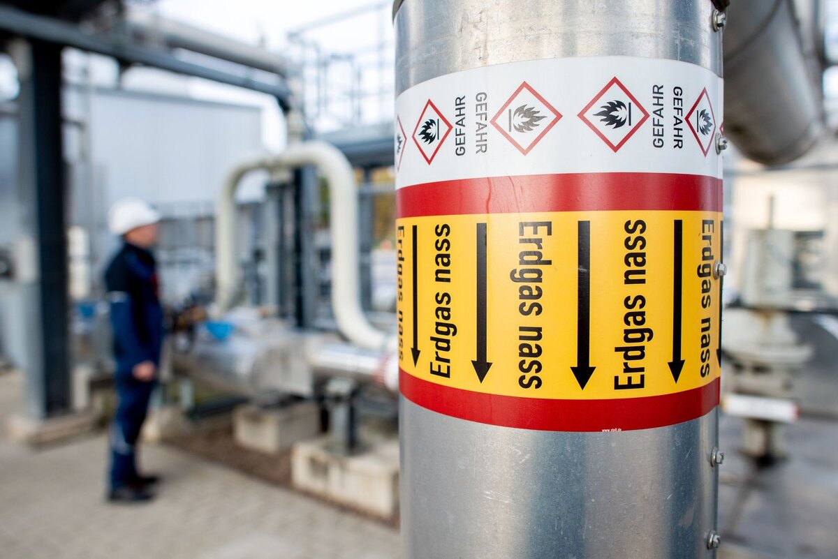 После нескольких месяцев споров страны ЕС договорились об ограничении цен на газ. Соответственно, цена на природный газ может быть ограничена на уровне 180 евро за мегаватт-час.