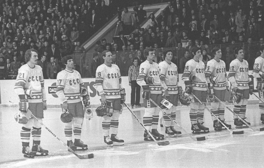 19 декабря 1978 года. Москва. Приз Известий. Сборная СССР перед матчем с канадцами: Виктор Хатулев, Валерий Харламов, Владимир Петров, Вячеслав Фетисов, Сергей Капустин, Зинэтула Билялетдинов, Василий Первухин, Петр Природин, Александр Голиков