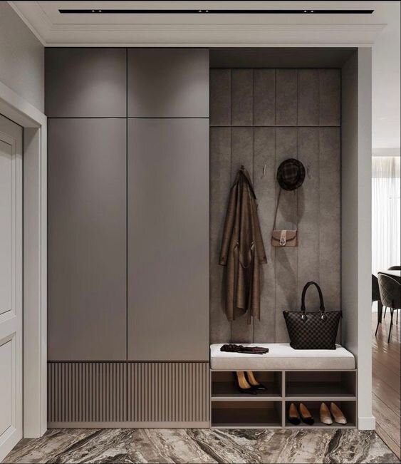 В нише размещают крючки для одежды, полку для сумок или делают мягкое сиденье.  