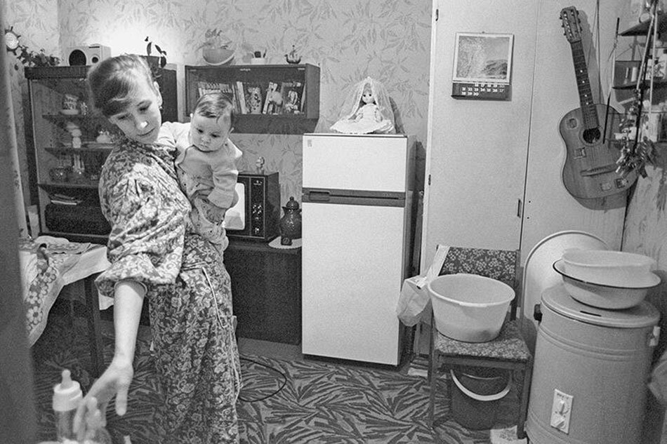 Зарисовка… Маме 68 лет. Дочке 35. Дочка интересуется у мамы, 
как она все успевала? Ведь в бытовом плане женщине в СССР было гораздо сложнее, чем сейчас. Дочка ходит на работу. У самой уже двое детей.-2