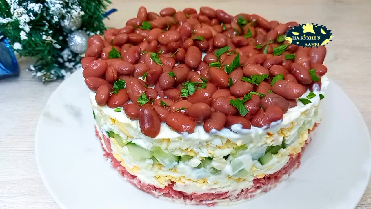 Салат из фасоли с маринованными огурцами