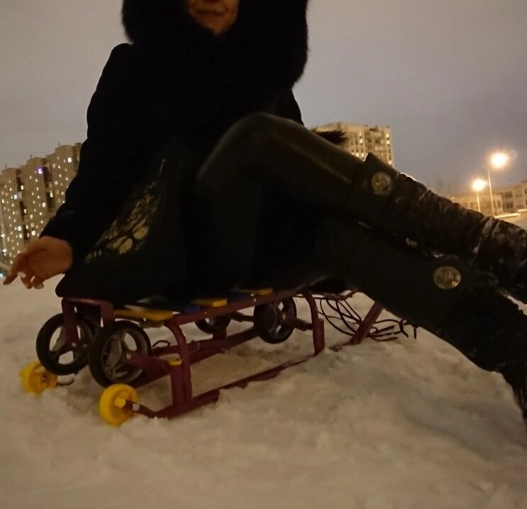 Автор канала на саночках. Фото из личного архива.