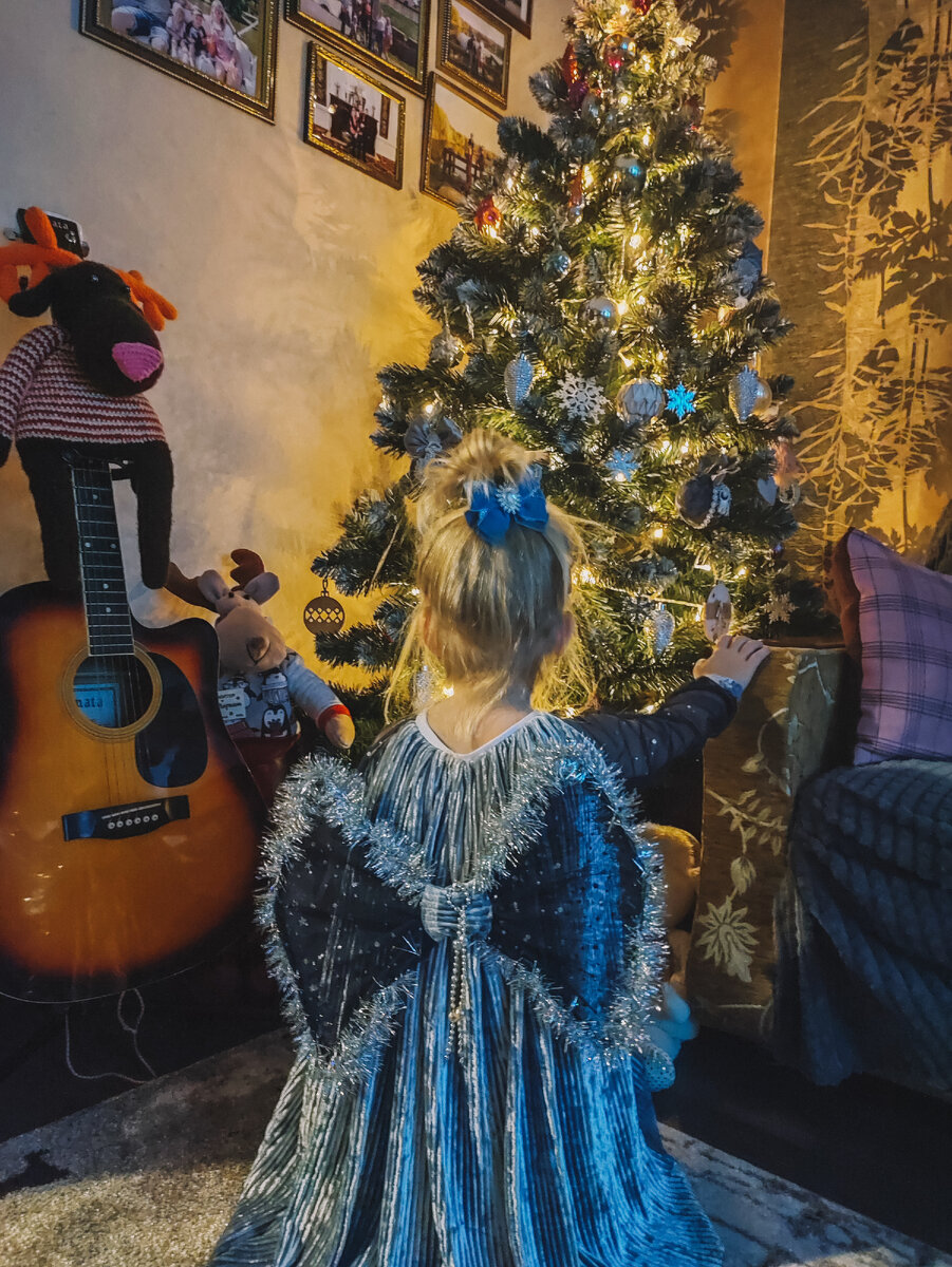 Платье шила сама, поэтому и крылья захотела именно как продолжение платья, чтоб полностью все сочеталось 