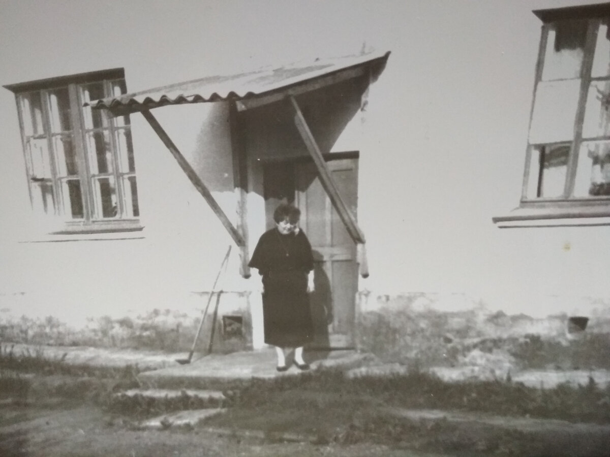 Таня выходит из своего дома