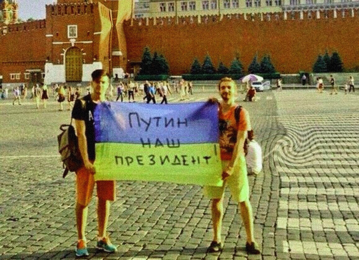 Московские хохлы. Украинка с флагом. Хохлы в Москве. Украинские люди на улице с флагами. Украинский флаг с надписью.