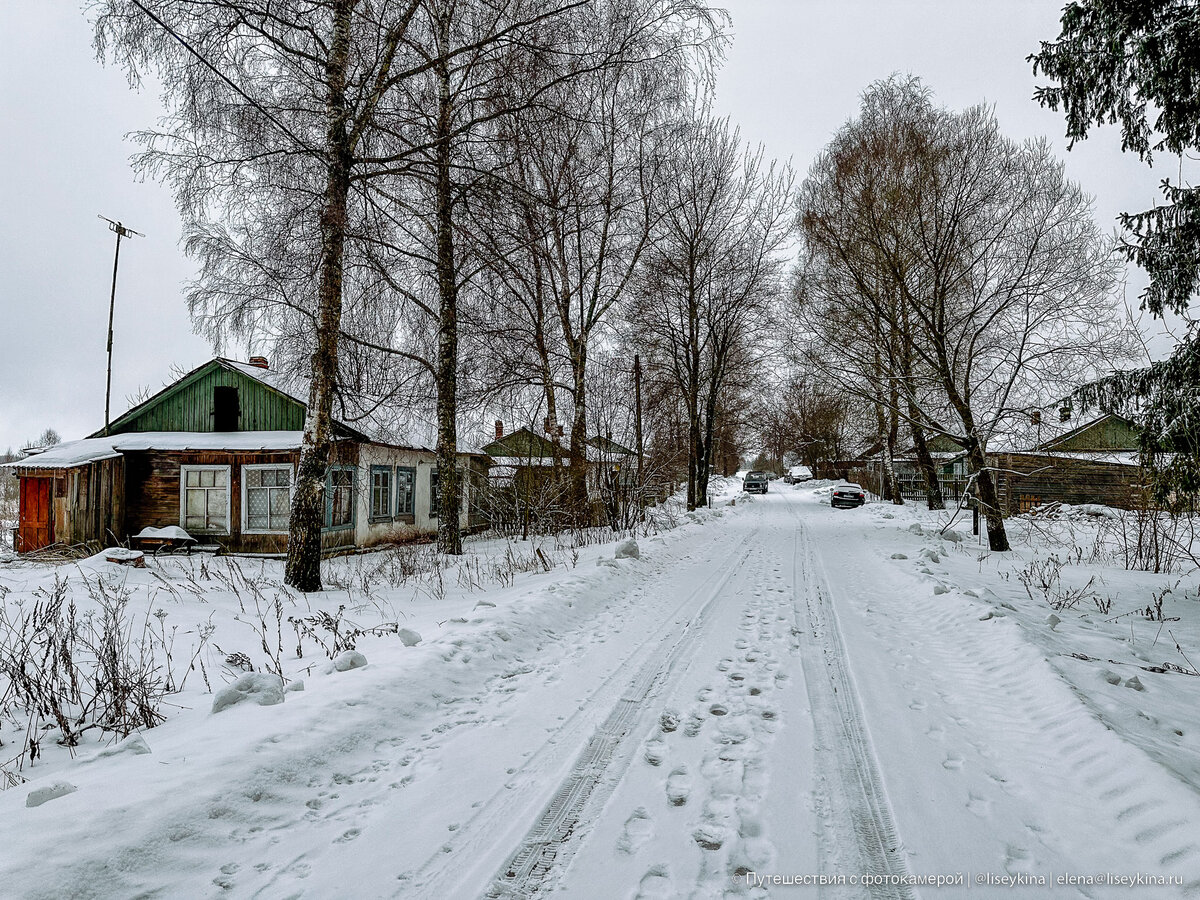 Город рядом с деревней. Осипенко Великий Устюг. Великий Устюг улица Осипенко. Улица в деревне. Деревенская улица.