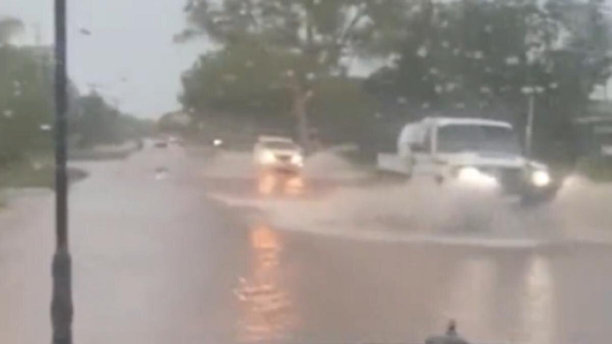    Машины едут по затопленной дороге:twitter.com/EmpactNews