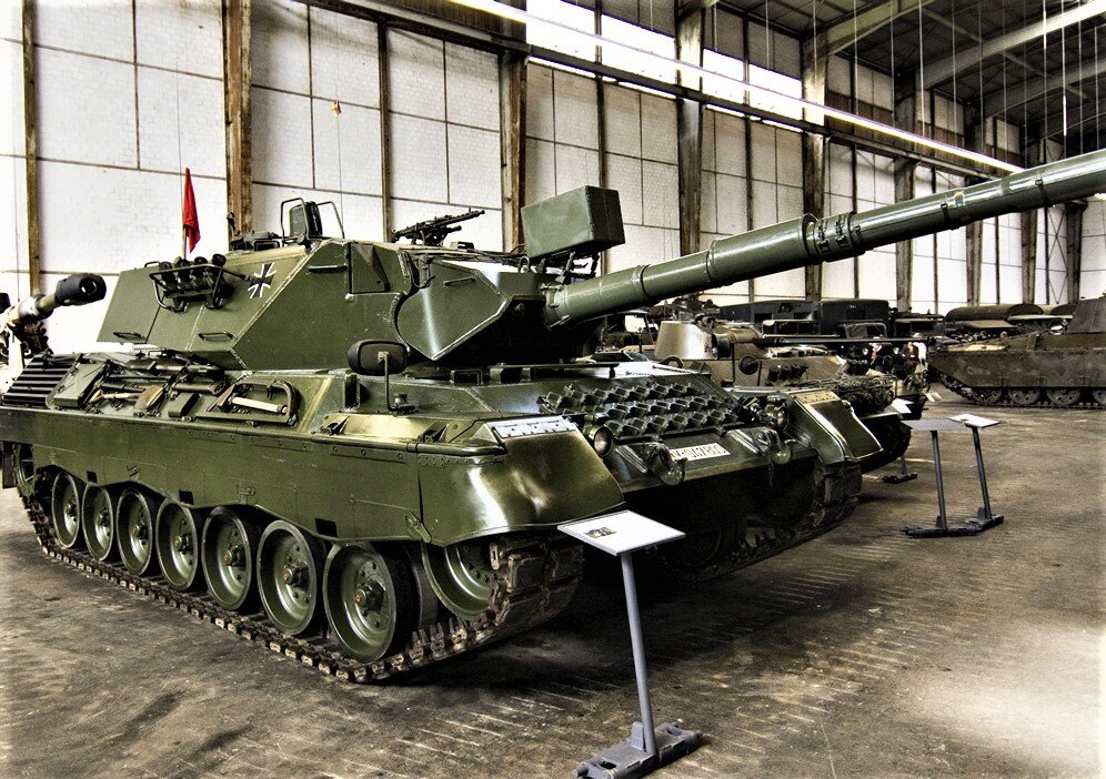 Западногерманский ОБТ "leopard A3/A4”. Угол наклона ВЛД корпуса и лобовых деталей башни~60 град. ; защищающая стойкость от БОПС 200…250мм . Эффективно поражался советскими 125мм БОПСами в лобовую проекцию на дистанциях более 3000 метров.