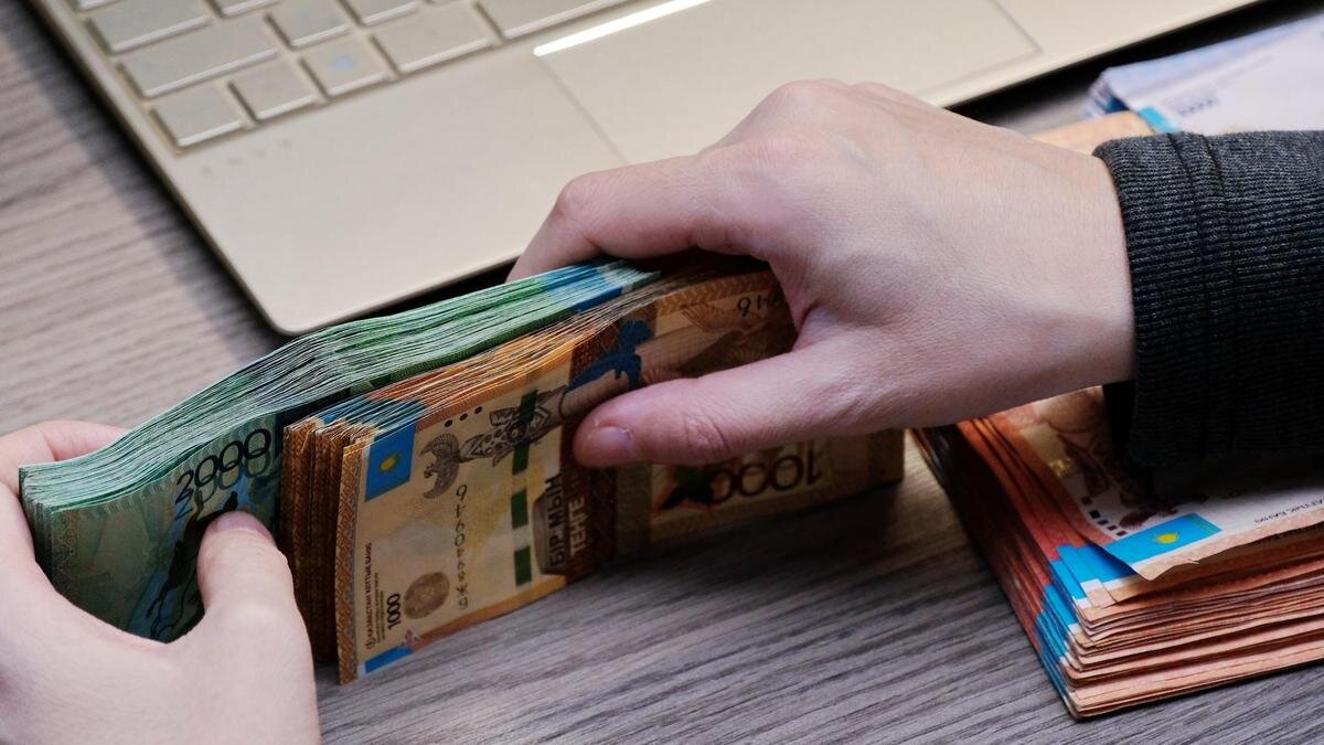    Женщина считает деньги:NUR.KZ/Владимир Третьяков