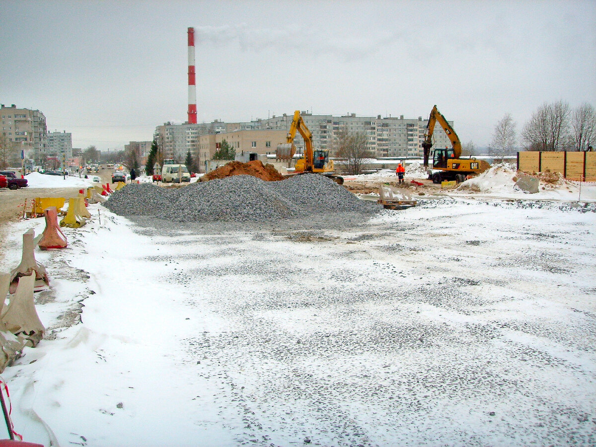 Краснодонцев начали готовить к асфальтированию Подготовка к строительству дороги идет на участке от Олимпийской до Семёнковской.