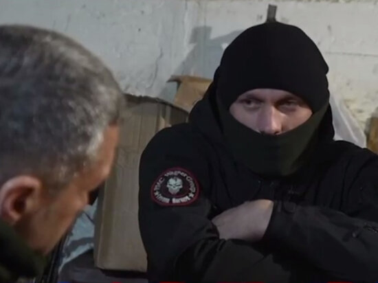     Владимир Соловьев и боец "Допуск". Фото: Кадр из видео.