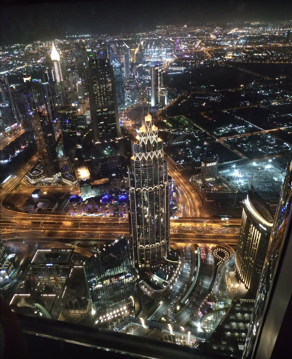 Вид с обзорной площадки Бурдж Халифа. Съёмка через стекло
