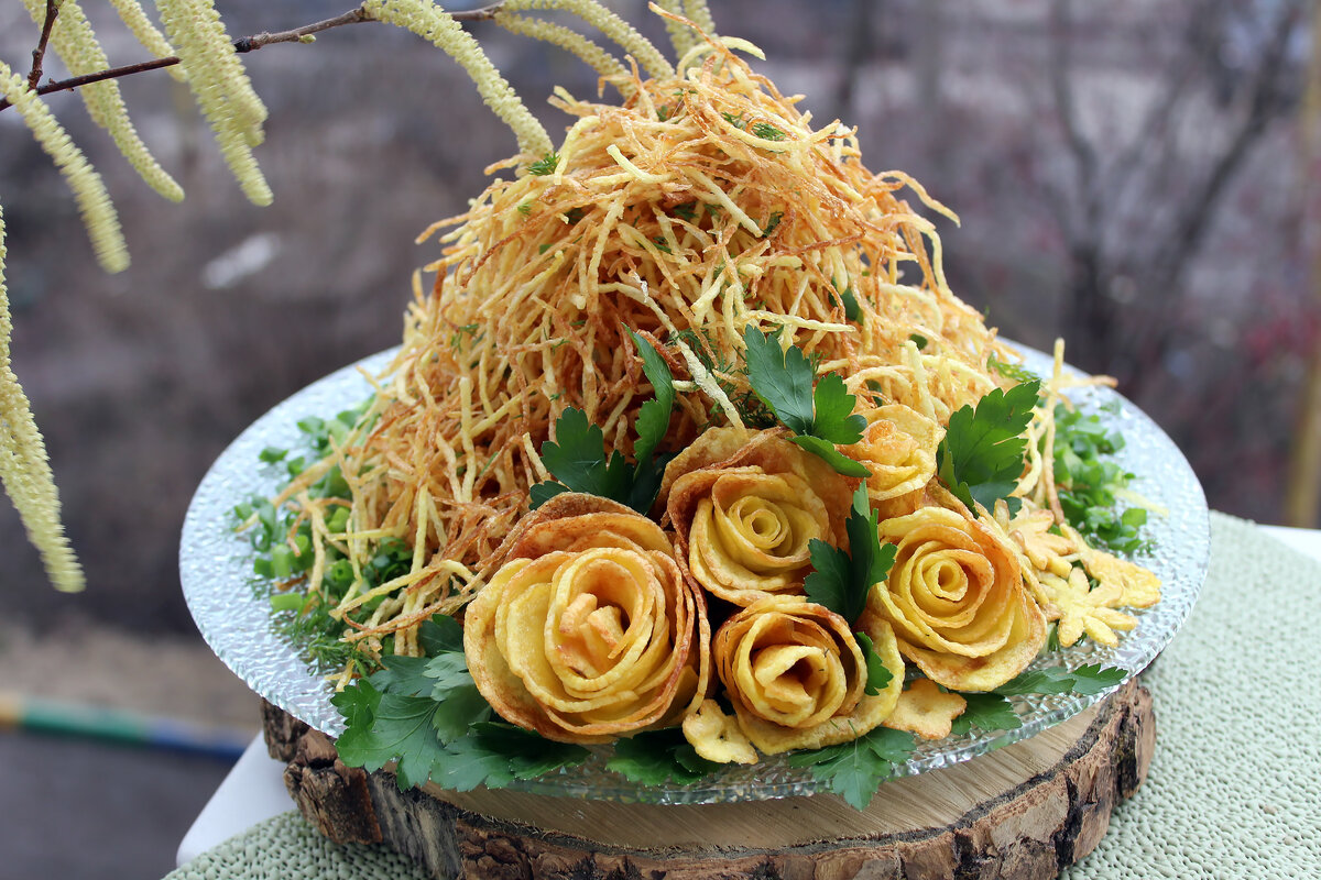 Салат "Муравейник" с курицей, овощами и картофельной соломкой - рецепт.