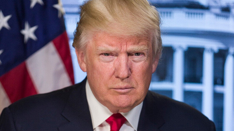 Данную статью можно начать немного по-другому. Я попытаюсь рассказать вам о последних достижениях китайцев. 
Компания Huawei занимает 4 место по продаже смартфонов. Китайский производитель поставляет довольно надежный и дешевый товар, который позволяет многим людям со всего мира сэкономить не на качестве, а на производителе. Мы все понимаем, что компания Apple вешает ценники, какие пожелает, поэтому с ними можно запросто соперничать в сфере полуфлагманских смартфонов, так как у яблочников таких нет.

Американская компания принимает условия китайцев и остается на рынке флагманов, которые выходят каждый год с бешеными ценниками. Однако, Huawei пошли дальше. Китайцы залазят на ступень дорогих флагманов, и за счет лучших камер на рынке начинают забирать покупателей у Apple. США признает, что китайцы смогли ворваться на рынок. 