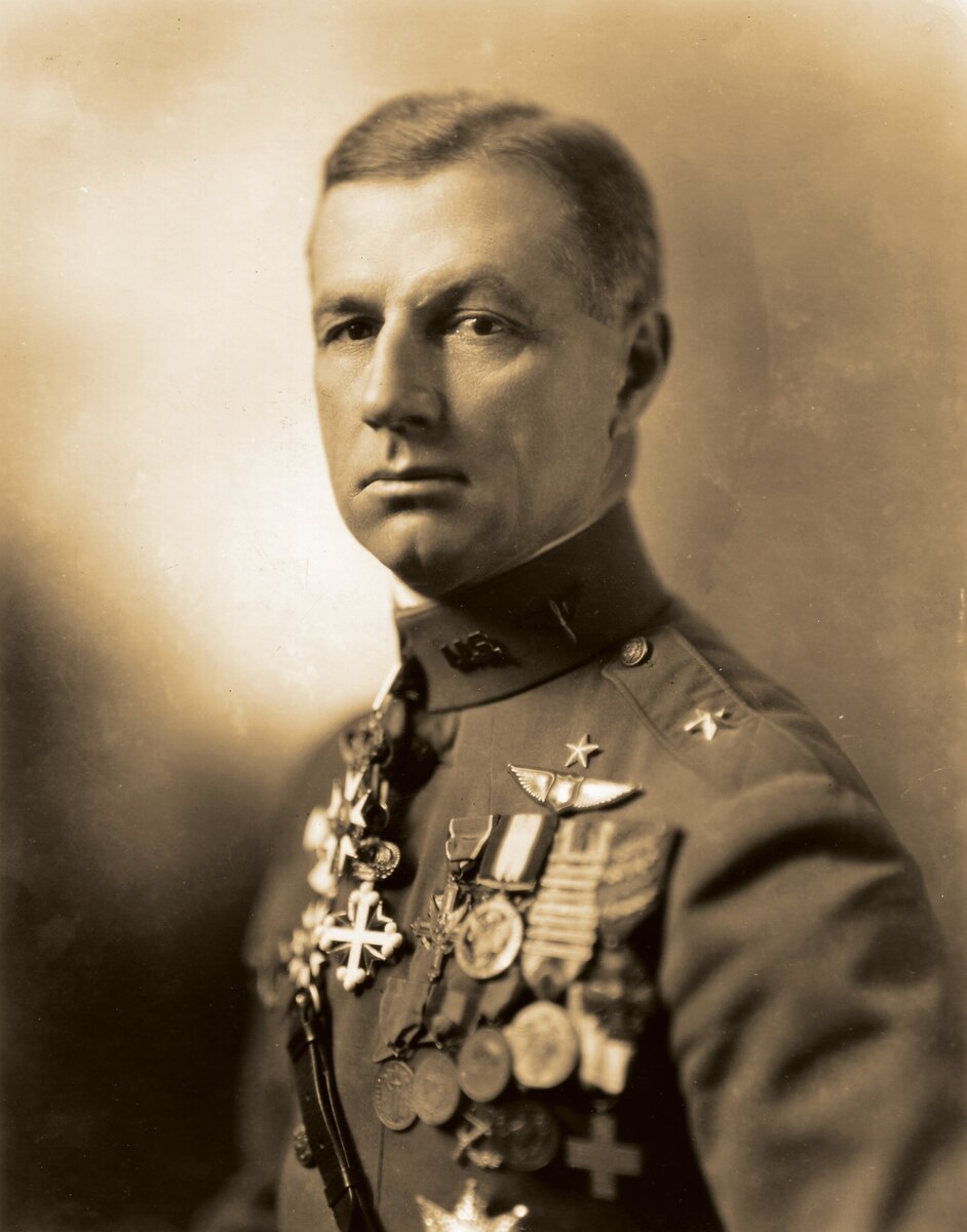 Американский авиатор Уильям "Билли" Митчелл (1879 - 1936 г.г.). Именно в его честь назван американский бомбардировщик В-25 "Митчелл".
