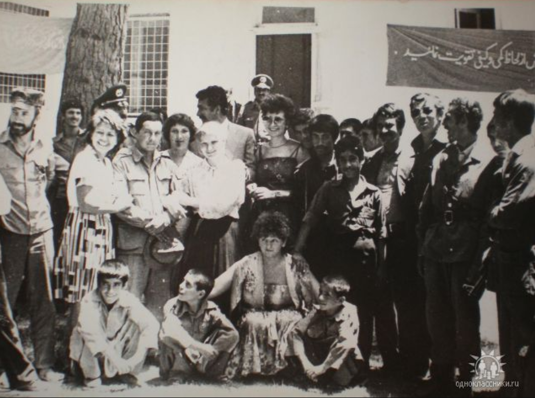 Девчата 177 мсп в афганском детском доме, 1984 год".  Из архива "Ольга", Джабаль-Уссарадж, 177 мсп. Источник сайт Смолиной Аллы Николаевны - http://samlib.ru/s/smolina_a_n/55.shtml