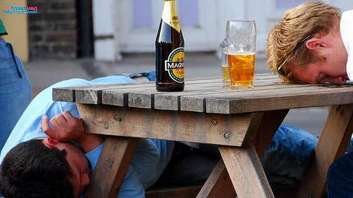 Среди россиян распространено мнение, что алкоголь снижает уровень холестерина и даже чистит сосуды, как "Тирет" – трубы. Это опасный миф, но многие в него верят