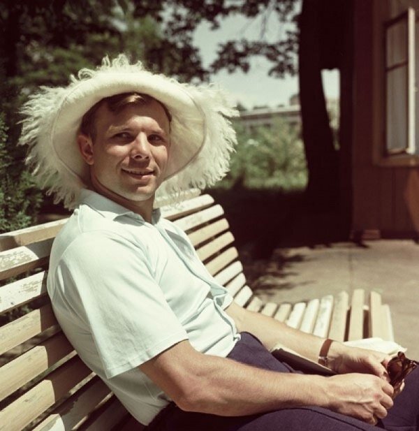 Юрий Алексеевич Гагарин всегда являлся для меня образцом настоящего человека- доброго, отзывчивого, честного.-2
