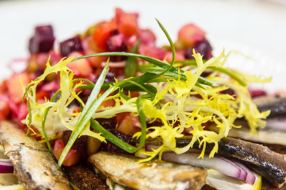 Салат из шпрот, белой фасоли, кукурузы рецепт пошаговый. Салат со шпротами и сухариками и кукурузой. Салат шпроты кукуруза сухарики. Винегрет со шпротами. Салат со шпротами и сухариками и кукурузой.