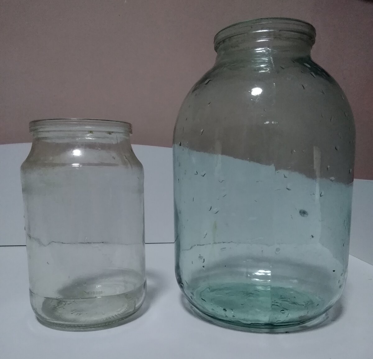 Слева банка, справа баллон