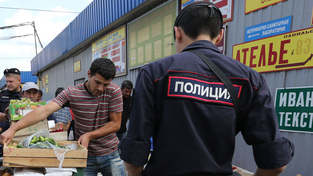 Сотрудники рынка. Полицейский на рынке. Полиция на рынке. Полиции базаре. Проверка рынков.