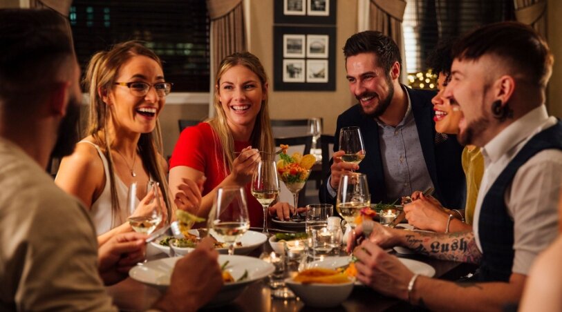 Для обустройства популярной в народе кухни-гостиной нужно от 20 кв. м. Гостиную принято располагать на солнечной стороне, между западом и югом.