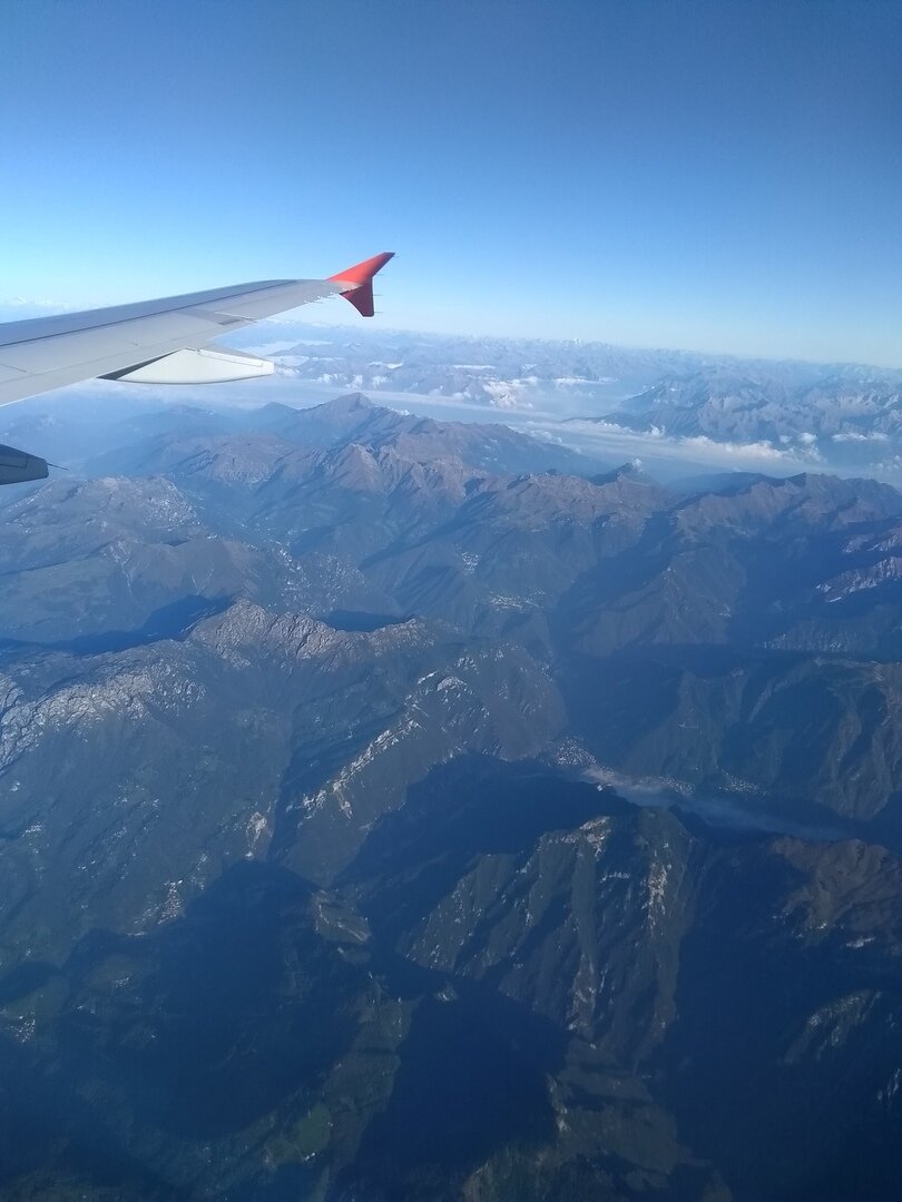 Вид из окна самолета, где-то рядом с Миланом. Фото из личного архива автора