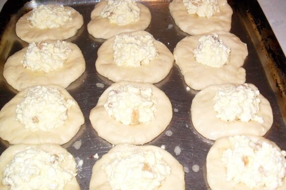 Тесто смазать взбитым яйцом при помощи кулинарной кисти.[caption id="attachment_2004" align="alignnone" width="580"] Внешний вид изделия перед запеканием[/caption]