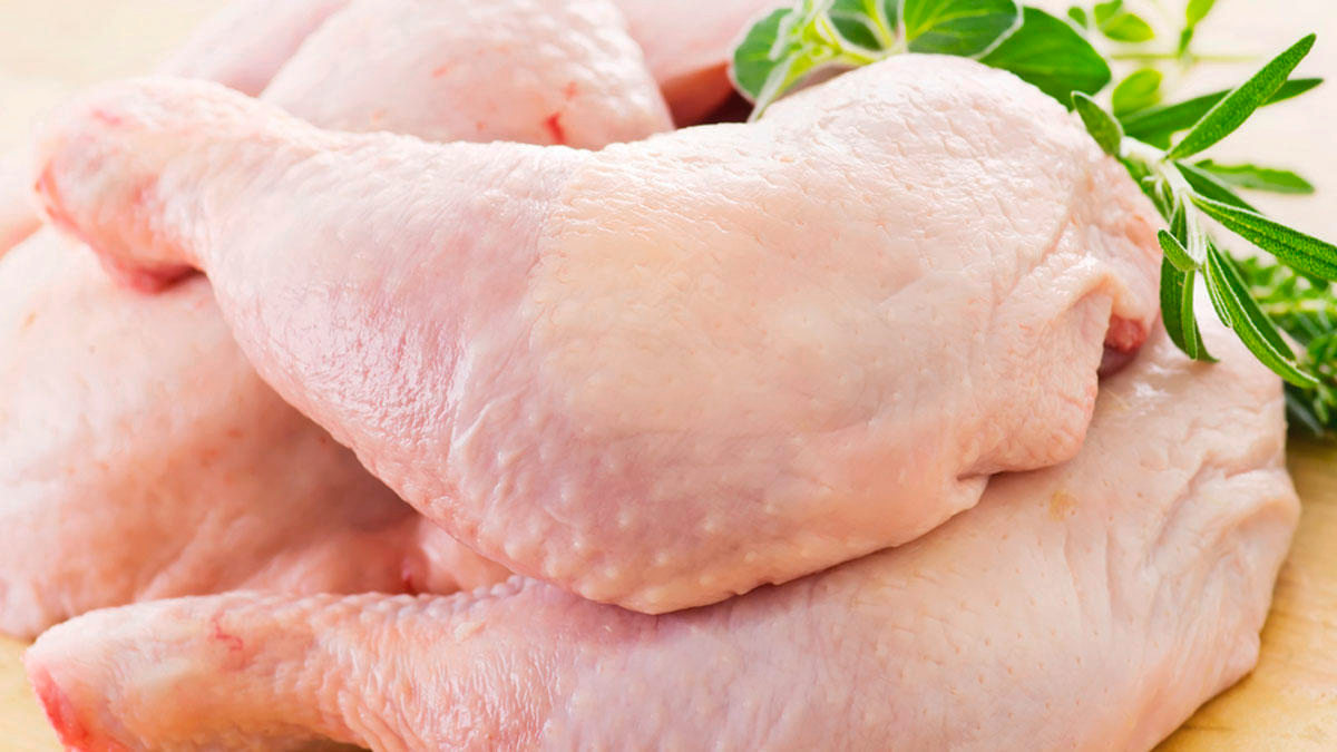 Курица мясо какое. Курица охлажденная в перьях. Chicken meat Chicken Leg. Chicken Leg Quarter. Chicken Quarters