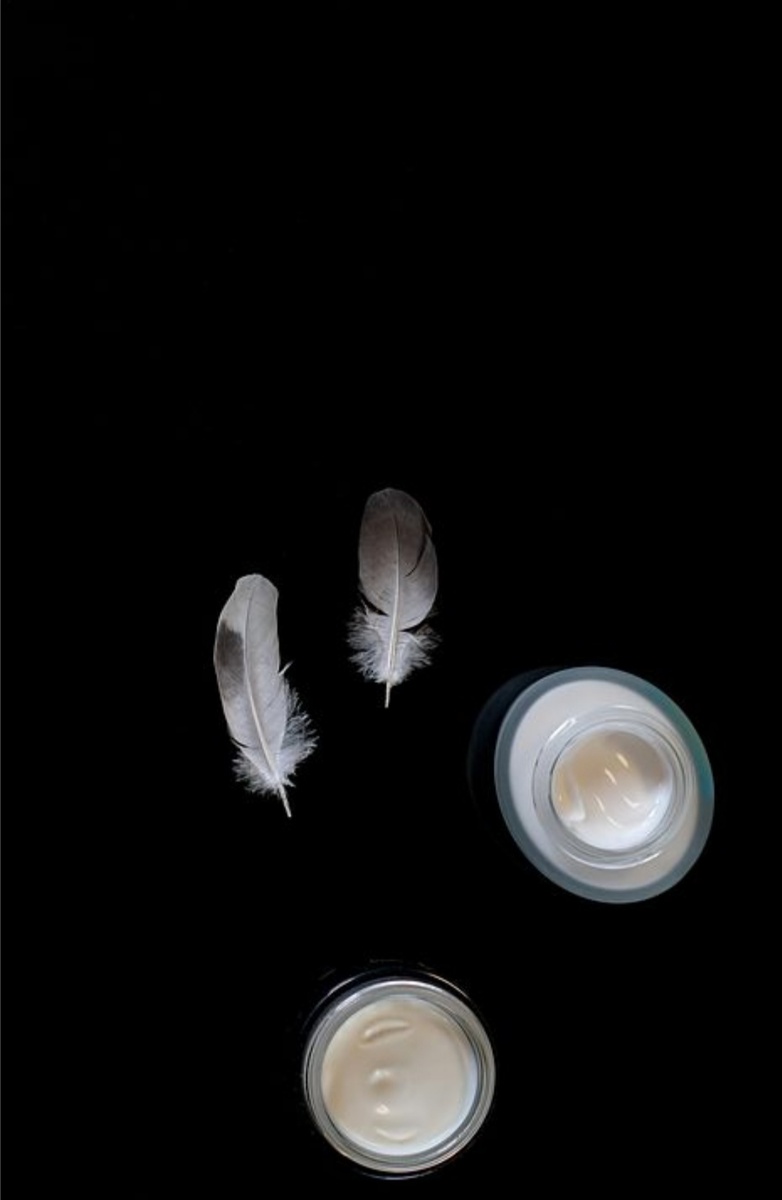 Source: https://pixabay.com/ru/photos/%D0%BA%D0%BE%D1%81%D0%BC%D0%B5%D1%82%D0%B8%D0%BA%D0%B0-%D0%BA%D1%80%D0%B5%D0%BC-%D0%B4%D0%BB%D1%8F-%D0%BB%D0%B8%D1%86%D0%B0-%D0%BA%D1%80%D0%B5%D0%BC%D1%8B-2694767/