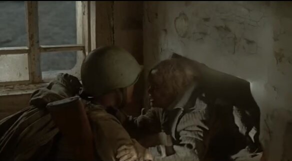 Солдат находит девочку