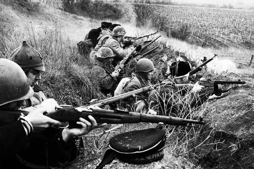 Красноармейцы в бою. Источник: Яндекс. Картинки.