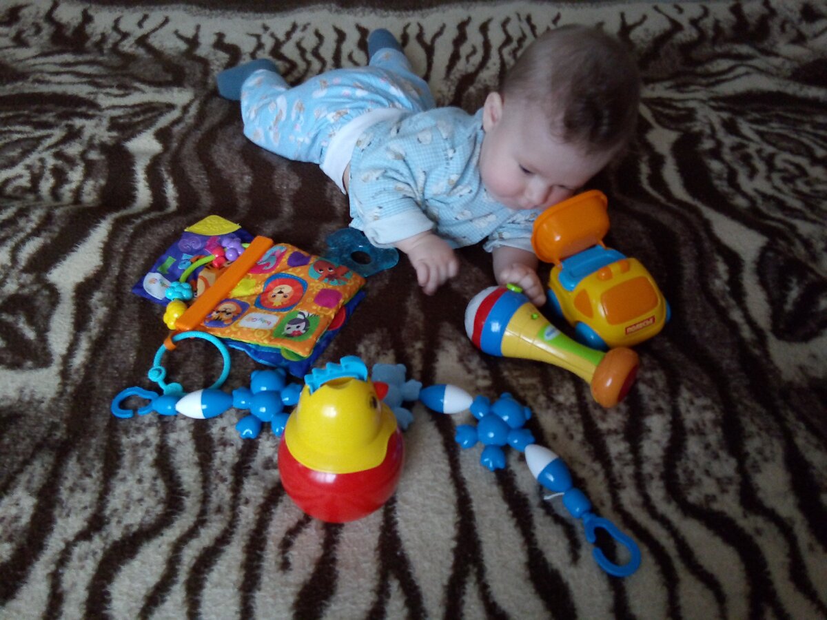 (Развивающие игрушки подойдут для ребенка лучше, чем просмотр телевизора)