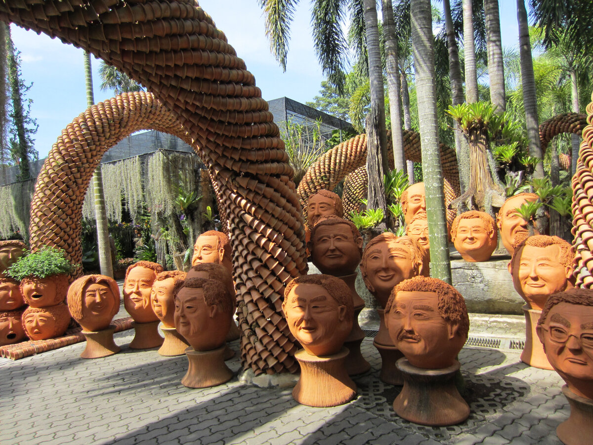 Терракотовые головы и терракотовые арки