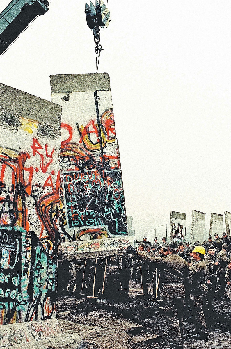 Берлинская стена 1989. 9 ноября 1989 берлинская стена. Падение берлинской стены 1989. Падение берлинской стены 1989 г. 9 ноября 1989 берлинская стена.