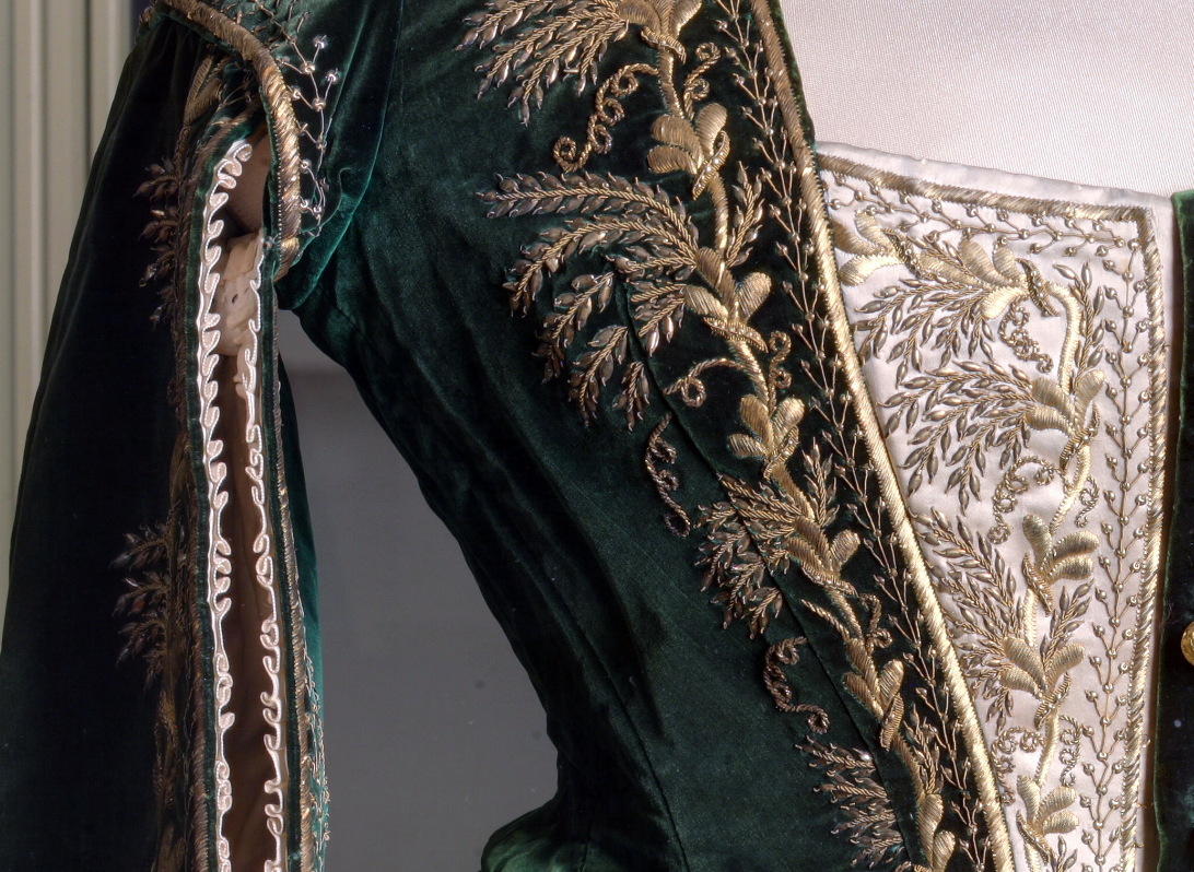 Костюм камергера 19 век эрмитаж. Придворное платье екатерины 2 россия. Мундир камергера российской империи. Придворное «русское» платье императрицы александры федоровны. Костюм петра i в музеи особая кладовая.